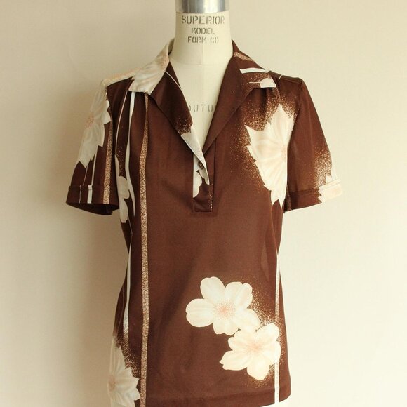 Vintage 1970s Blouse, Brown and White Floral Print Nylon Short Sleeved Shirt - Picture 2 of 10